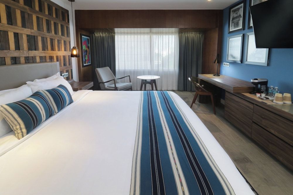 Room (1 King Bed and 1 Futon)