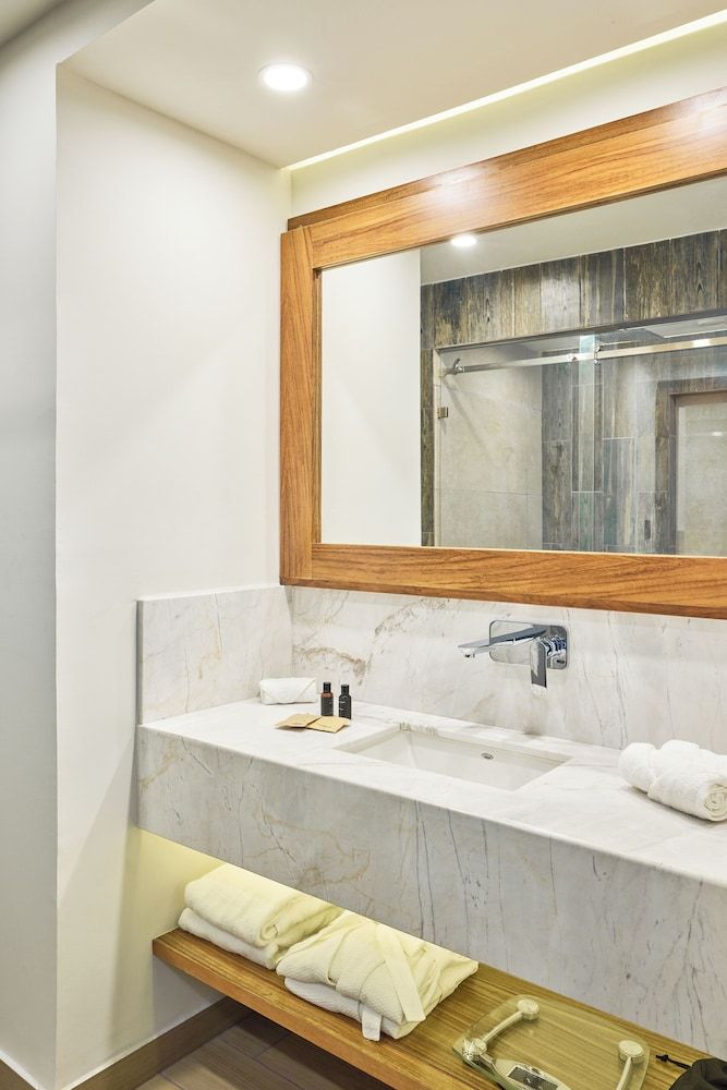 Cristalino Lagoon Front Hotel Restaurant & SPA Deluxe King Size Partial Lagoon View 6