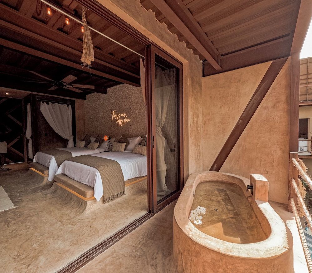 Luxury Room, 2 Queen Beds, Bathtub, Pool View