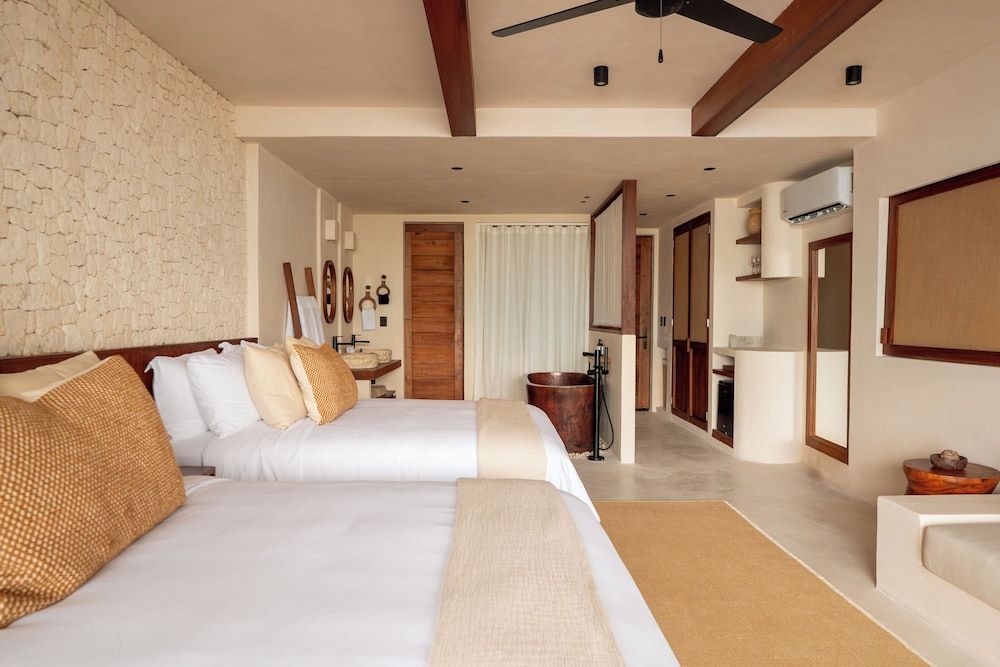 Deluxe Studio Suite, 2 Queen Beds, Sea View