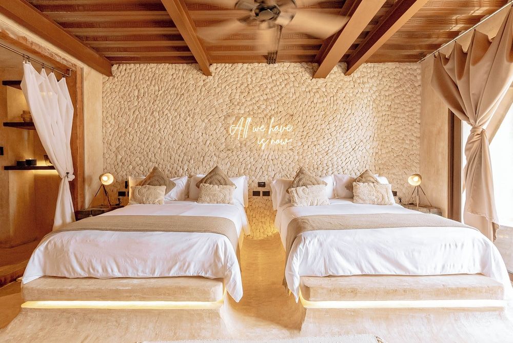 Luxury Room, 2 Queen Beds, Bathtub, Pool View