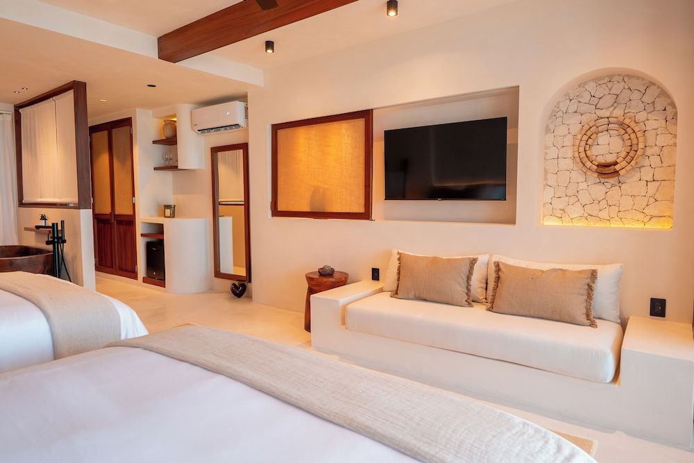 Deluxe Studio Suite, 2 Queen Beds, Sea View