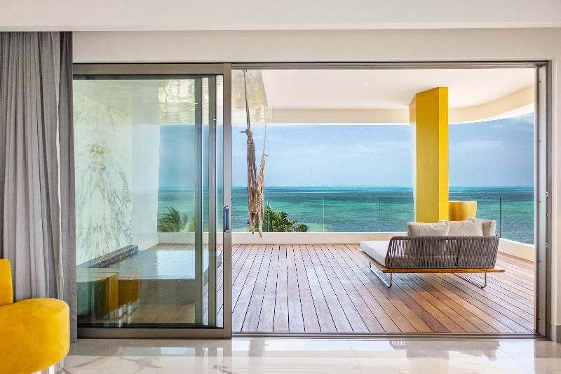 Ultra Corner Suite
