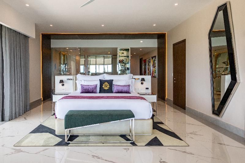 Ultra Corner Suite