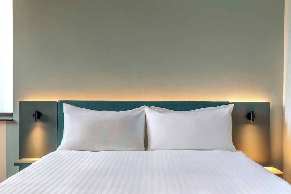 The Rebyl, Nijmegen, a Tribute Portfolio Hotel Family Room, 1 King Bed 6