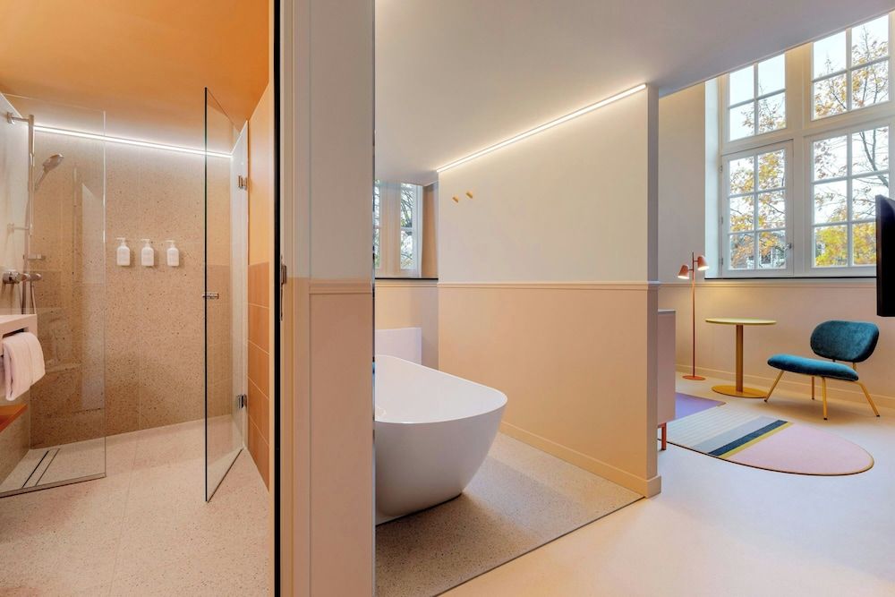 The Rebyl, Nijmegen, a Tribute Portfolio Hotel Family Room, 1 King Bed 8