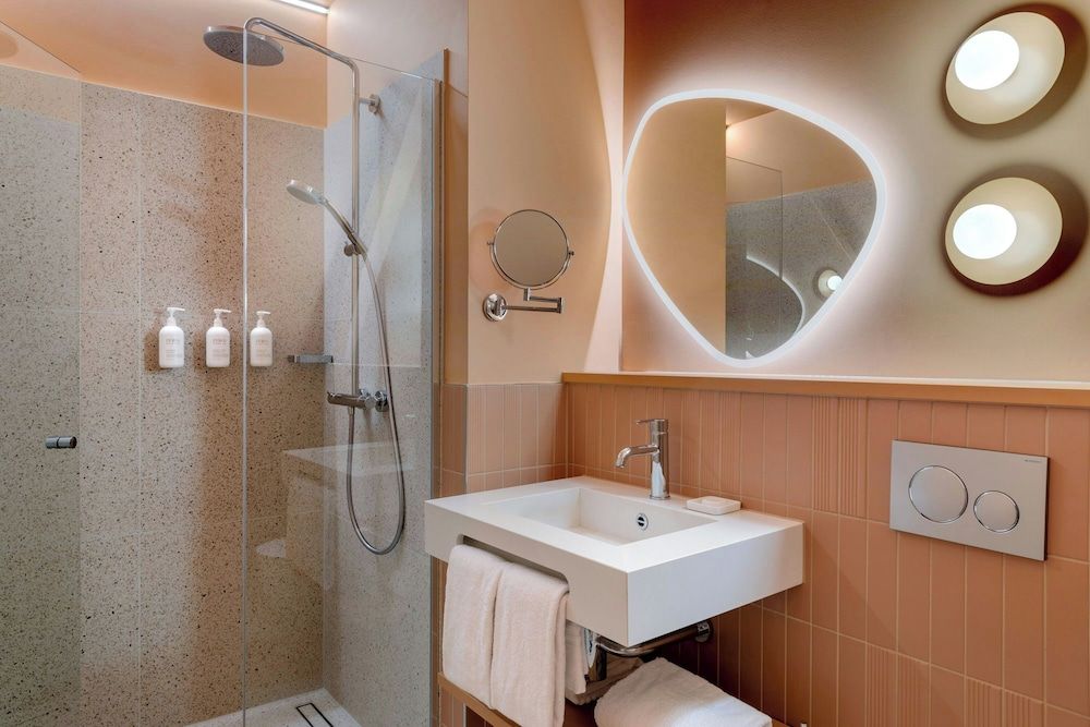 The Rebyl, Nijmegen, a Tribute Portfolio Hotel Superior Room, 1 King Bed 8