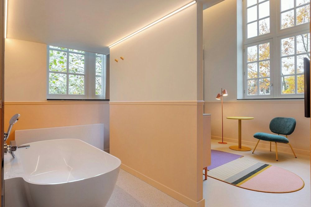 The Rebyl, Nijmegen, a Tribute Portfolio Hotel Family Room, 1 King Bed 7