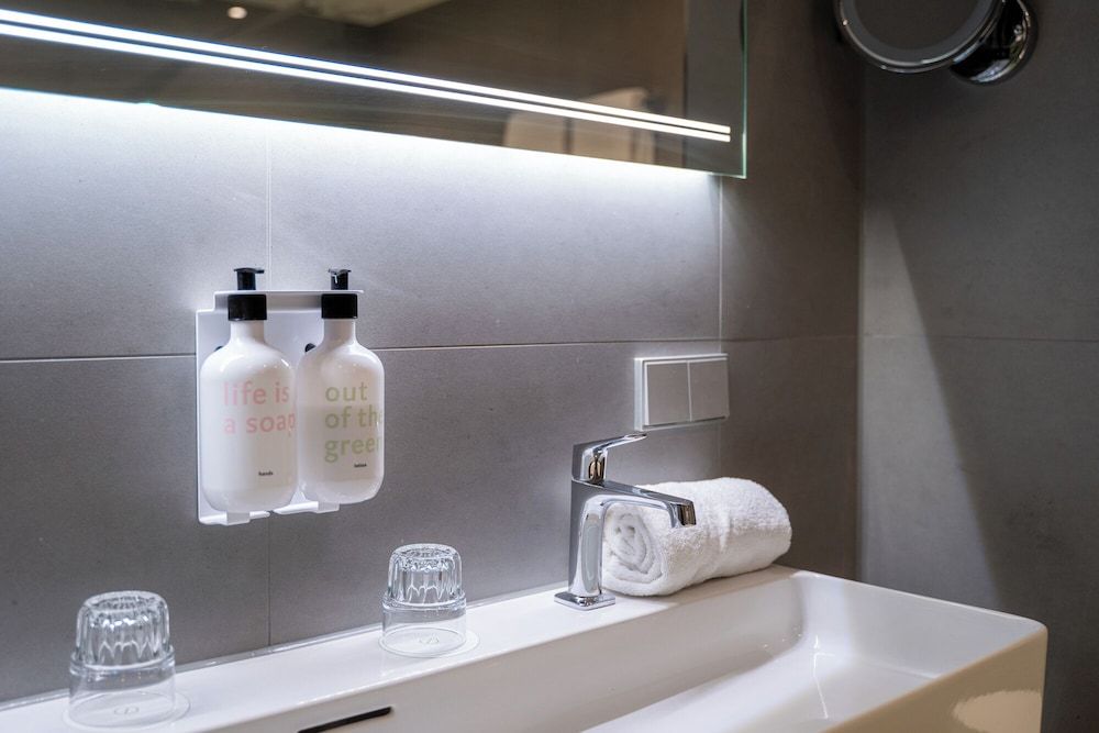 blooming Hotel Bloom and Bubble 9