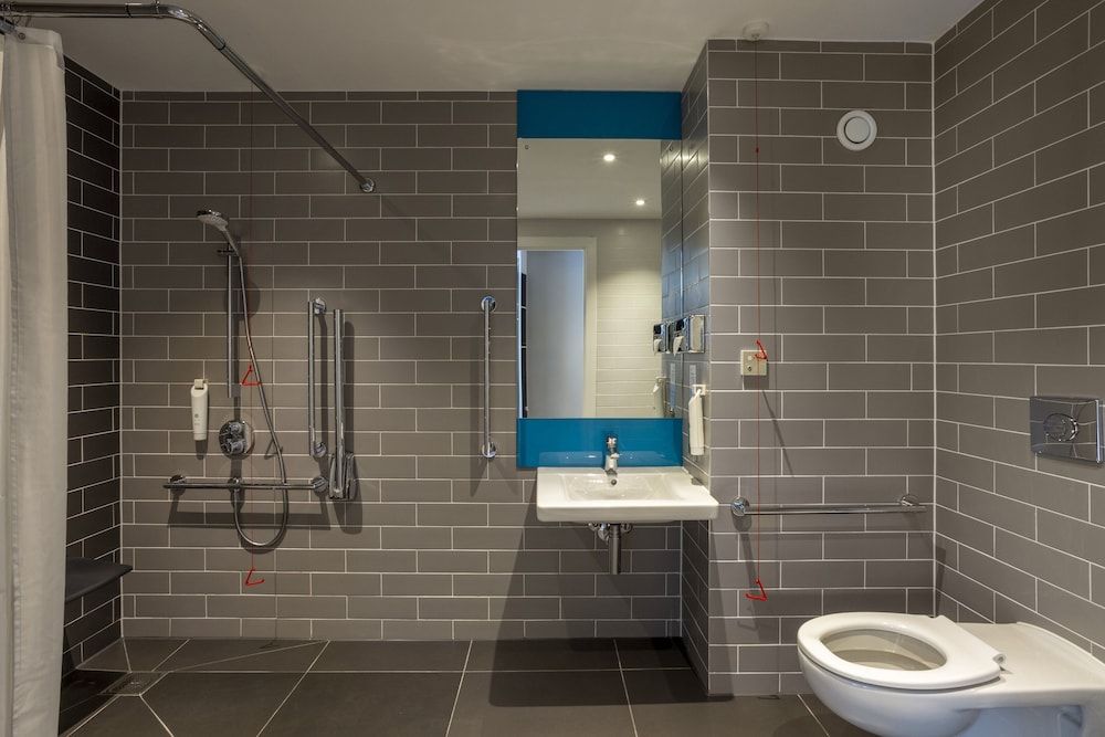 Holiday Inn Express and Suites Deventer by IHG Standard Room, 1 Queen Bed, Accessible 3