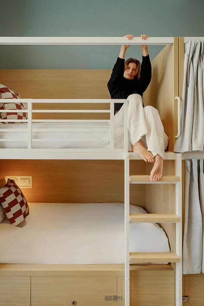 Private Suite - 8 Beds