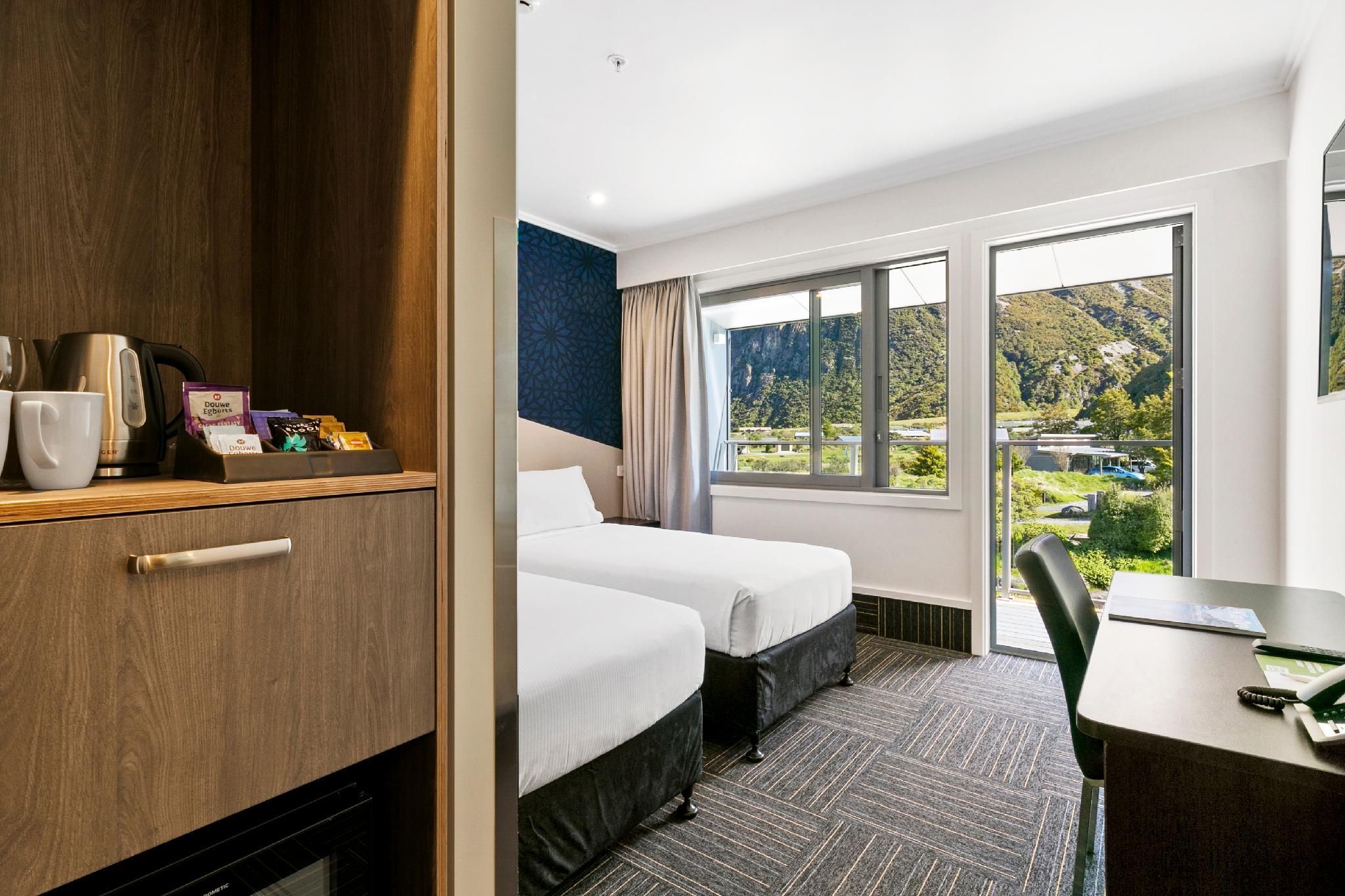 1 King Bed, Lodge Room, Non-Smoking