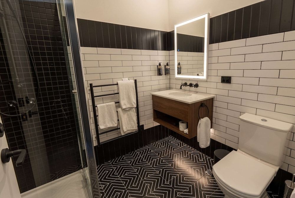 TRYP by Wyndham Wellington, Tory Street Room, 1 King Bed 5