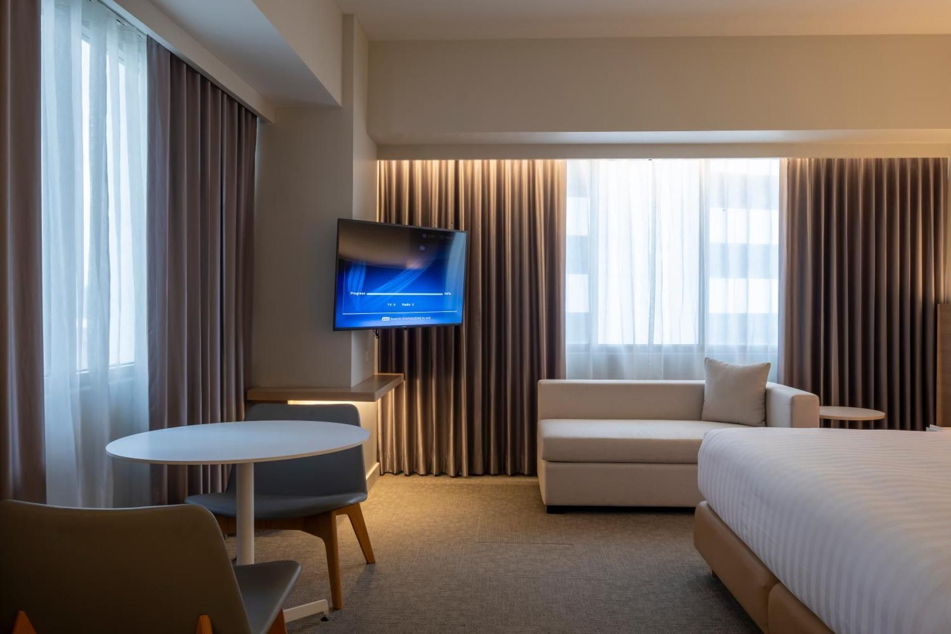 Brittany Hotel BGC Deluxe King Room 3