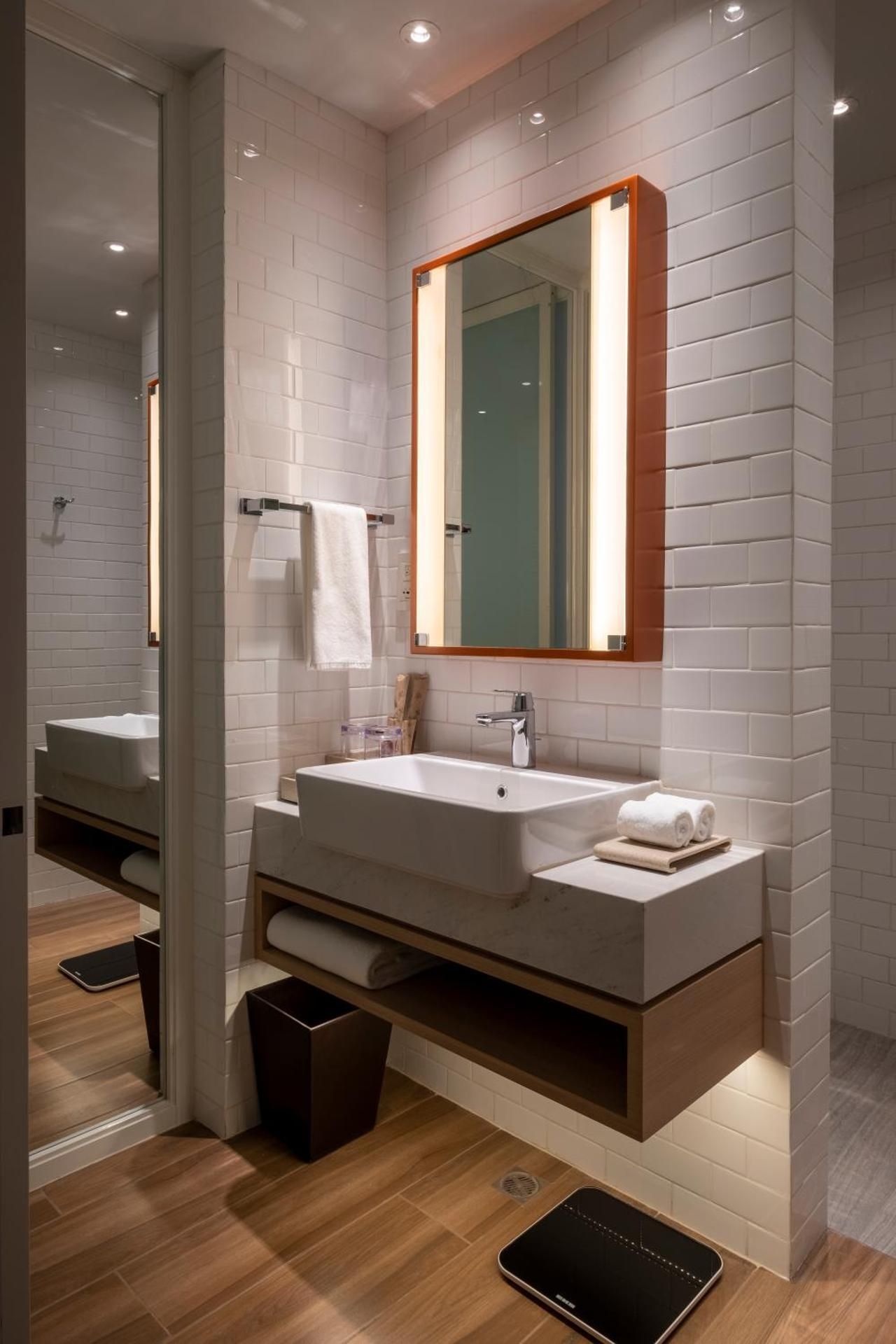 Brittany Hotel BGC Deluxe King Room 2