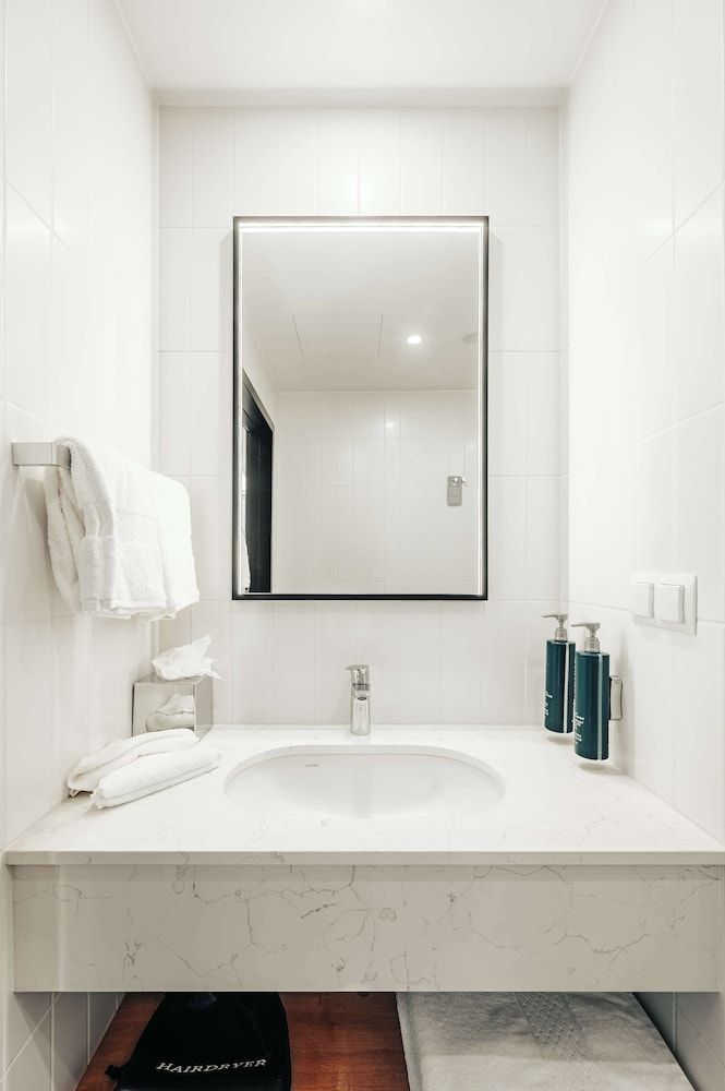 Hilton Garden Inn Radom Room, 1 King Bed with Sofa bed 6