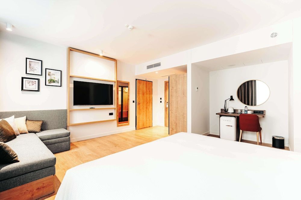 Hilton Garden Inn Radom Family Room, 1 King Bed 3