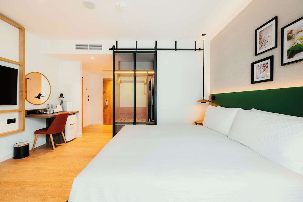 Hilton Garden Inn Radom Room, 1 King Bed with Sofa bed 3