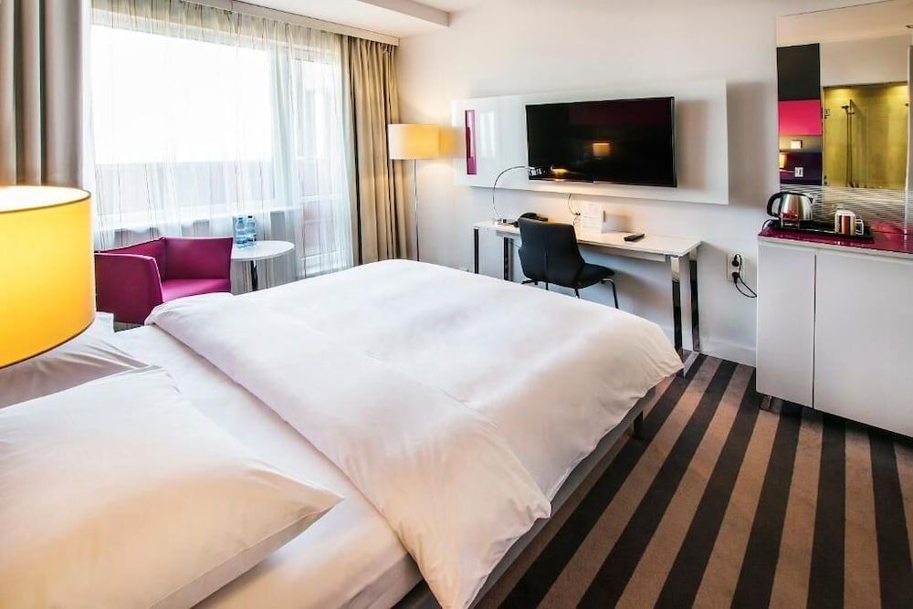 Metropol Hotel Katowice Single Queen Size Bed 2