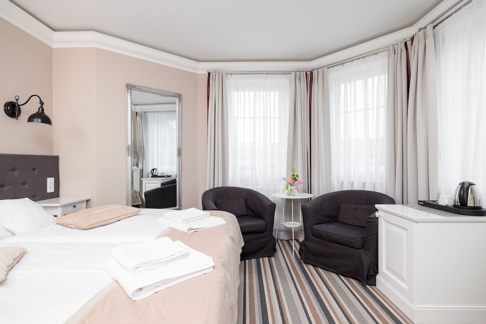 Villa Astra Baltica Room with king-size bed and balcony 8