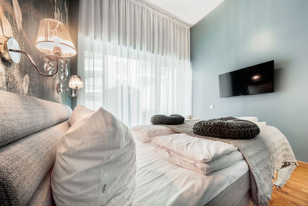Suite, Mezzanine