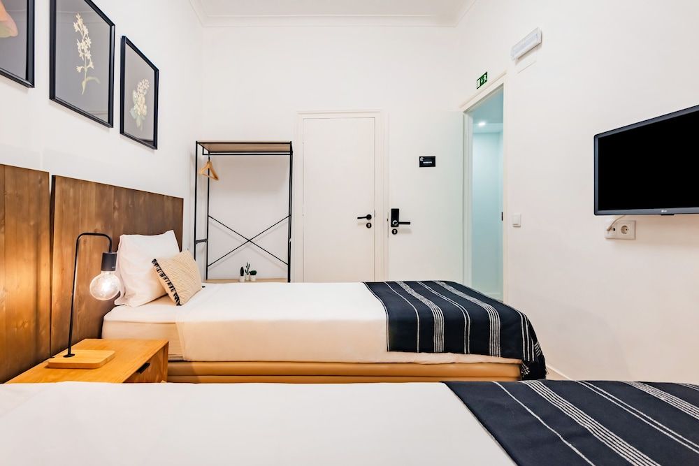 Twin Room, 2 Twin Beds, Shared Bathroom