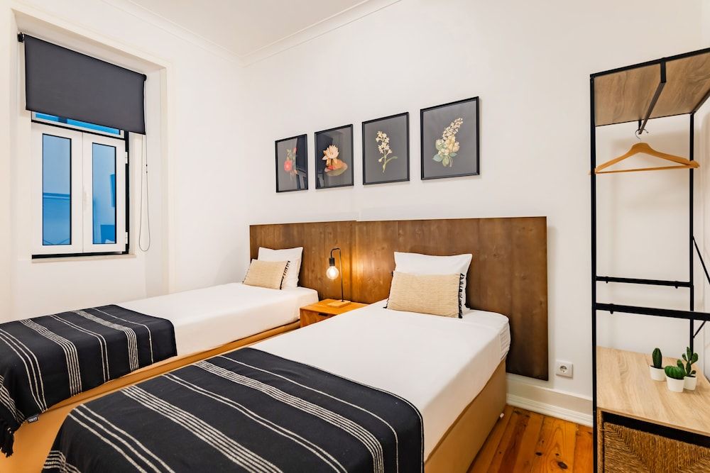 Twin Room, 2 Twin Beds, Shared Bathroom