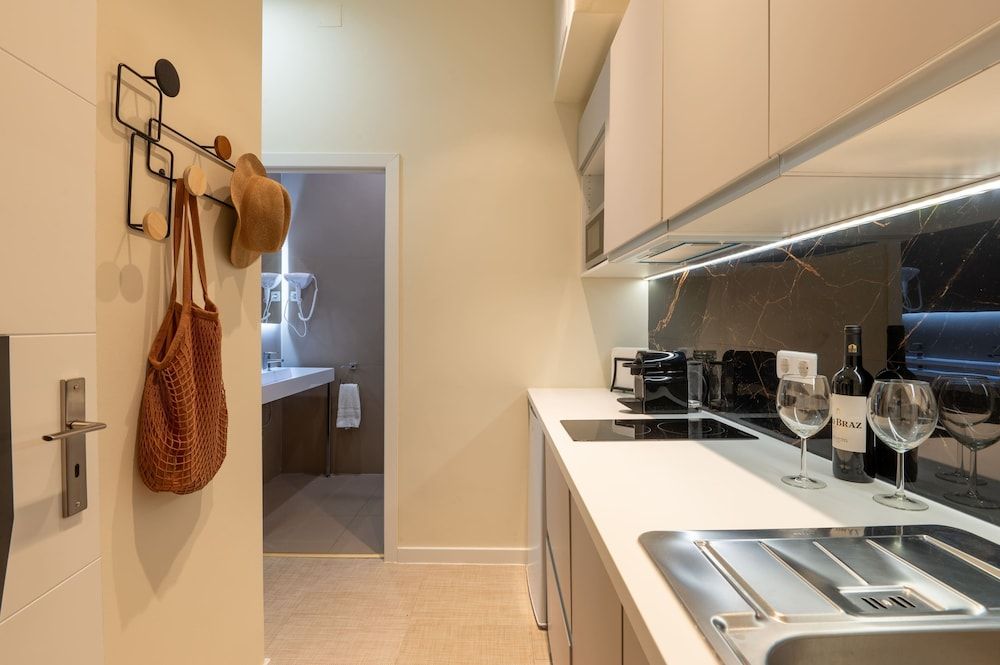 Lisbon Studios Deluxe Studio Suite, Jetted Tub 3