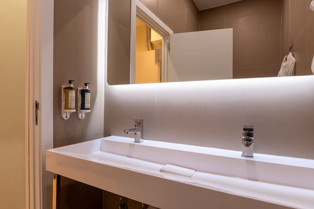 Lisbon Studios Deluxe Studio Suite, Jetted Tub 4