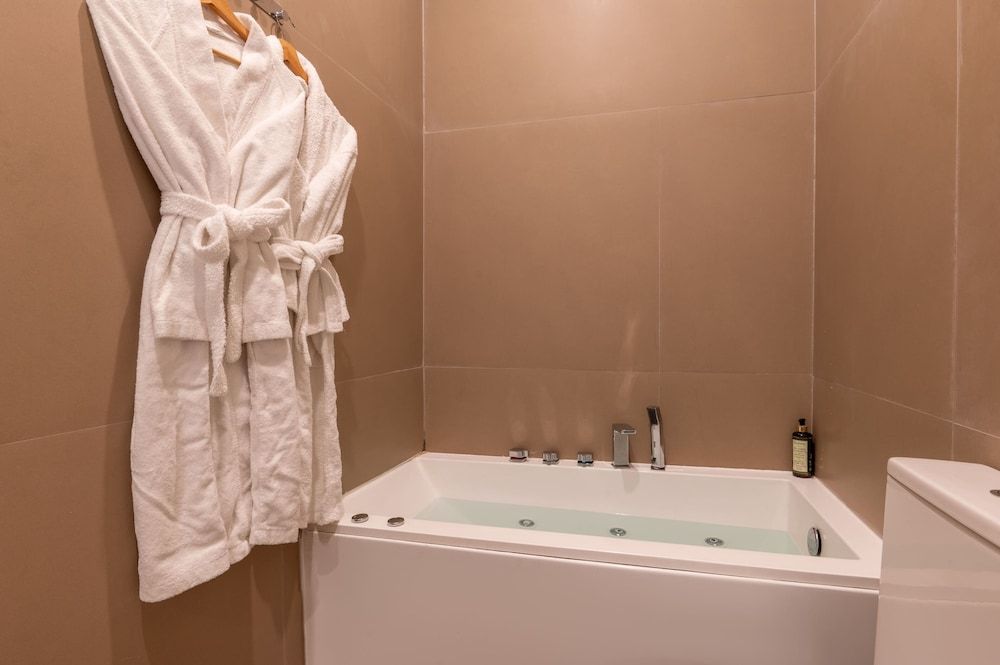 Lisbon Studios Deluxe Studio Suite, Jetted Tub 6