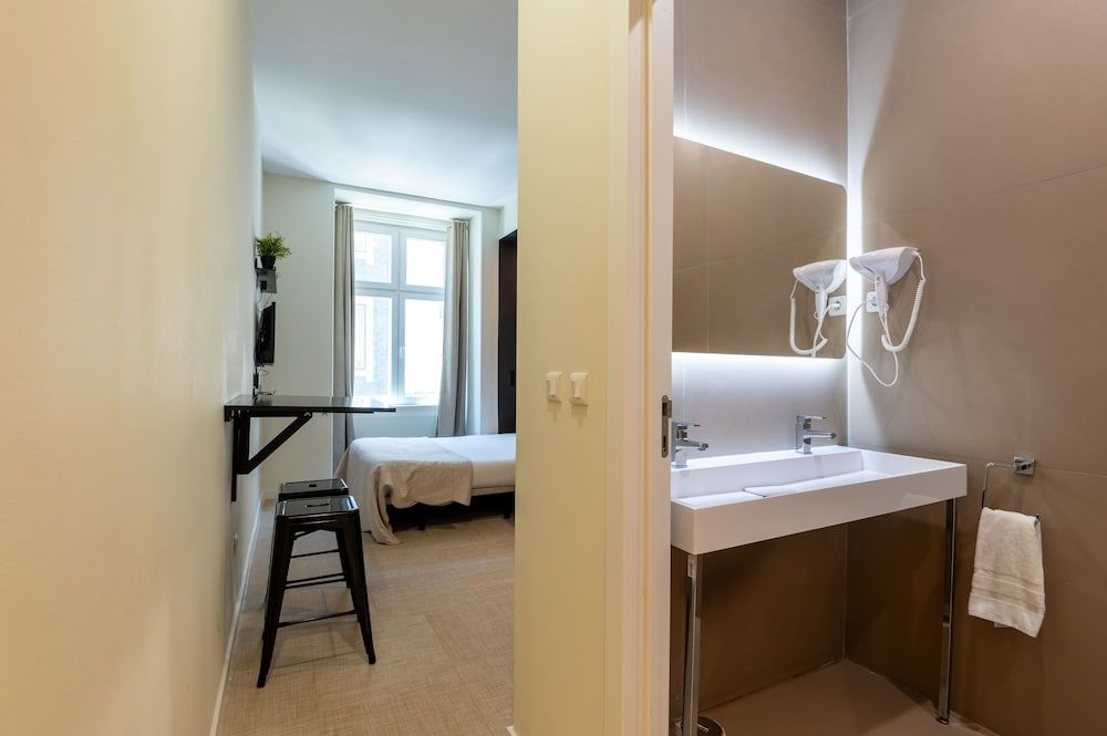 Lisbon Studios Deluxe Studio Suite, Jetted Tub 5