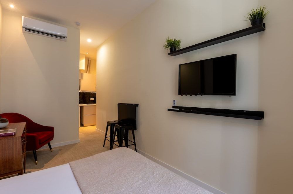 Lisbon Studios Deluxe Studio Suite, Jetted Tub 7