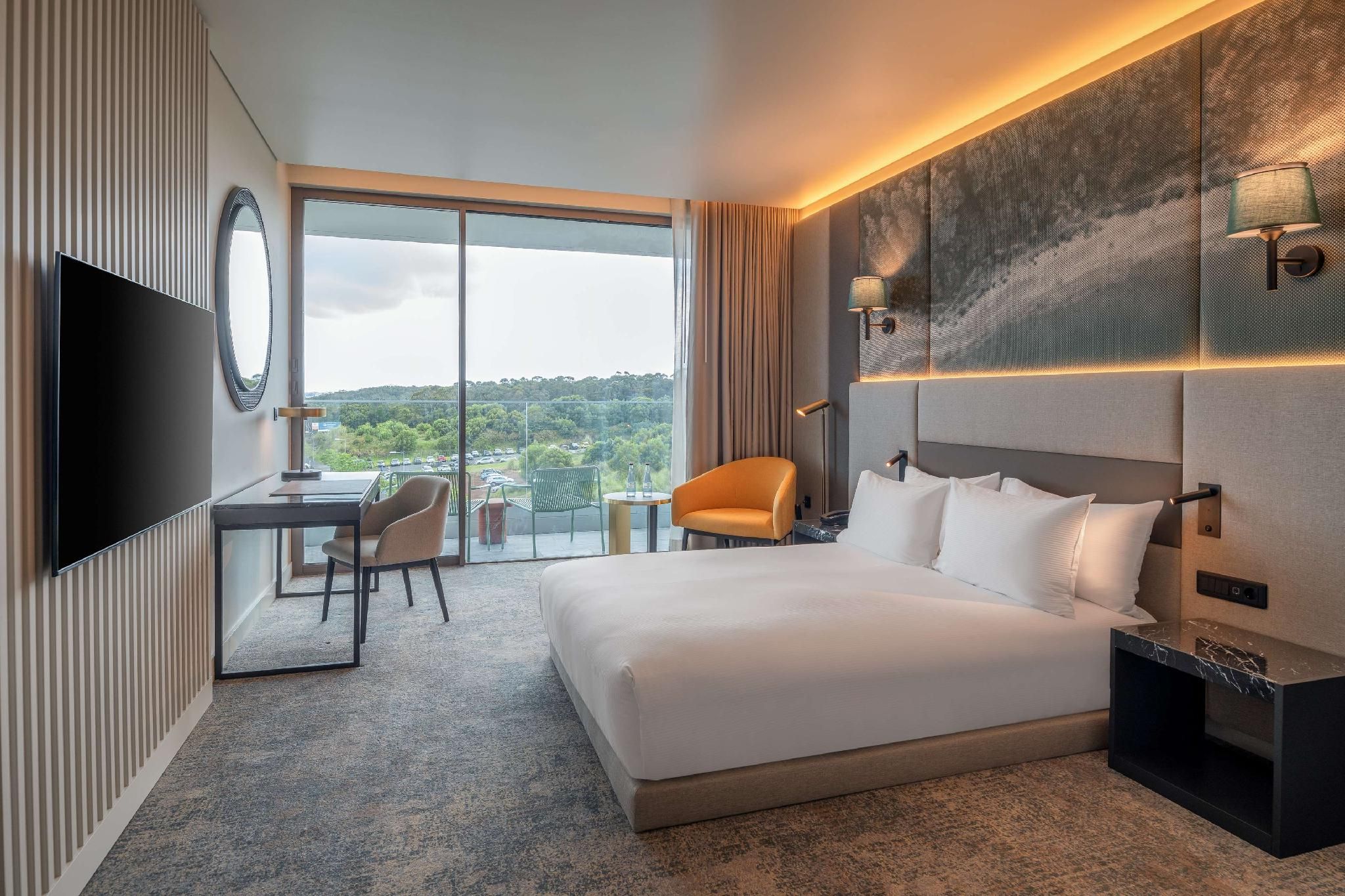 QUEEN ACCESSIBLE ROOM W/SEA AND MOUNTAIN VIEW