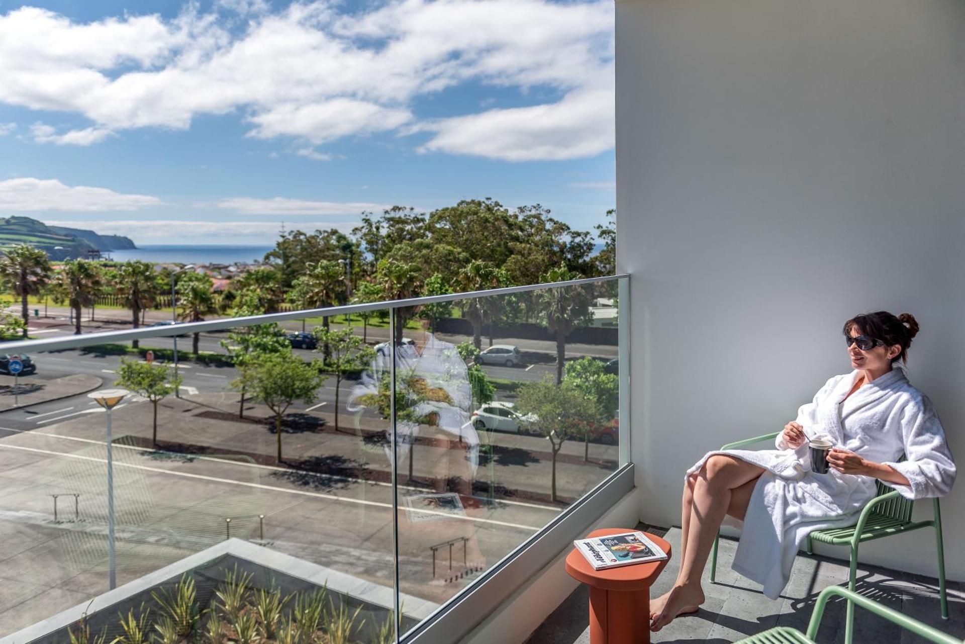 DoubleTree by Hilton Lagoa Azores King Guest Room With Sea And Mountain View 2