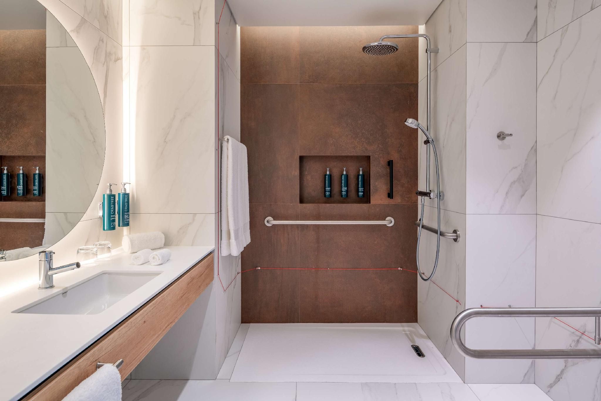 QUEEN ACCESSIBLE ROOM W/SEA AND MOUNTAIN VIEW