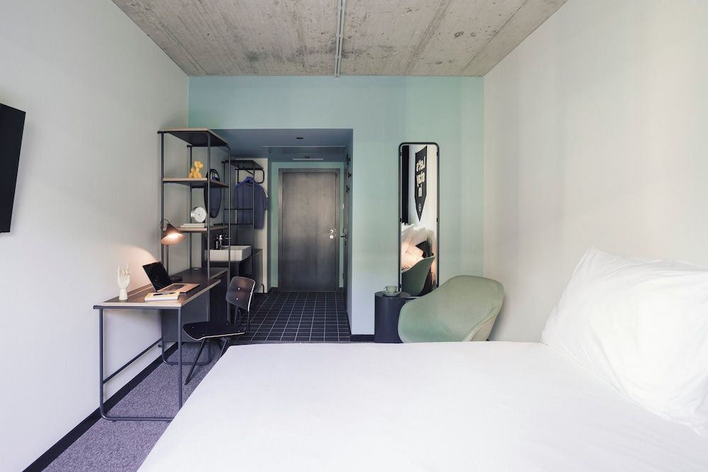 The Social Hub Porto Executive Room 2