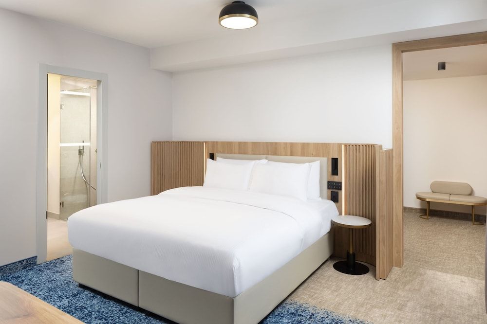 Elite Suite, 1 King Bed with Sofa bed, Non Smoking, City View
