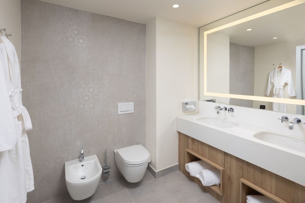 Elite Suite, 1 King Bed with Sofa bed, Non Smoking, City View