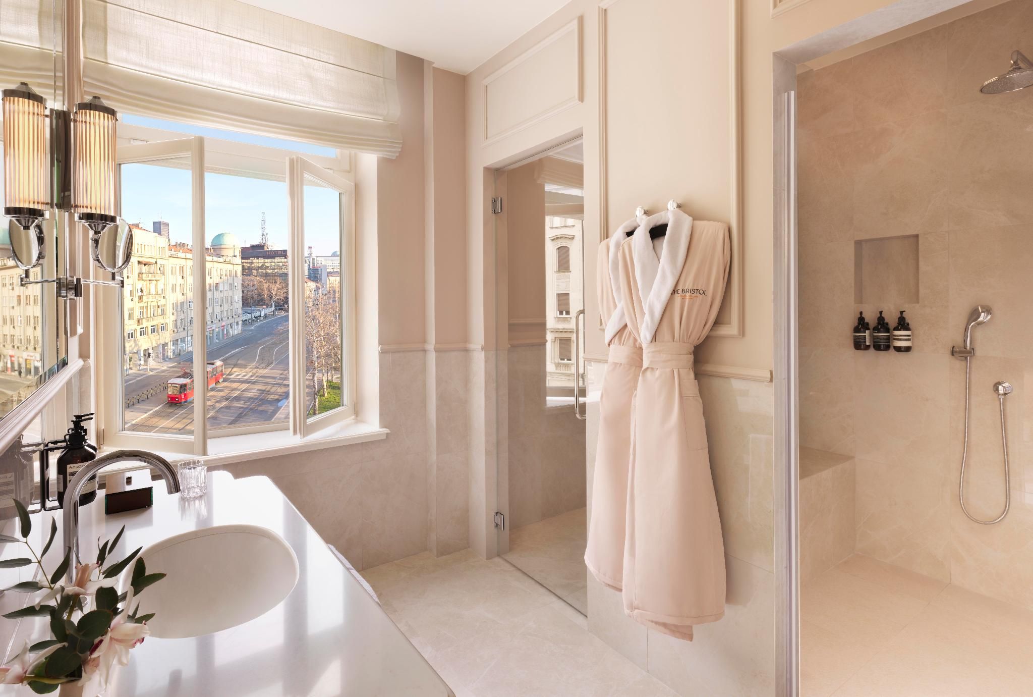 Junior Suite - 1 King Bed