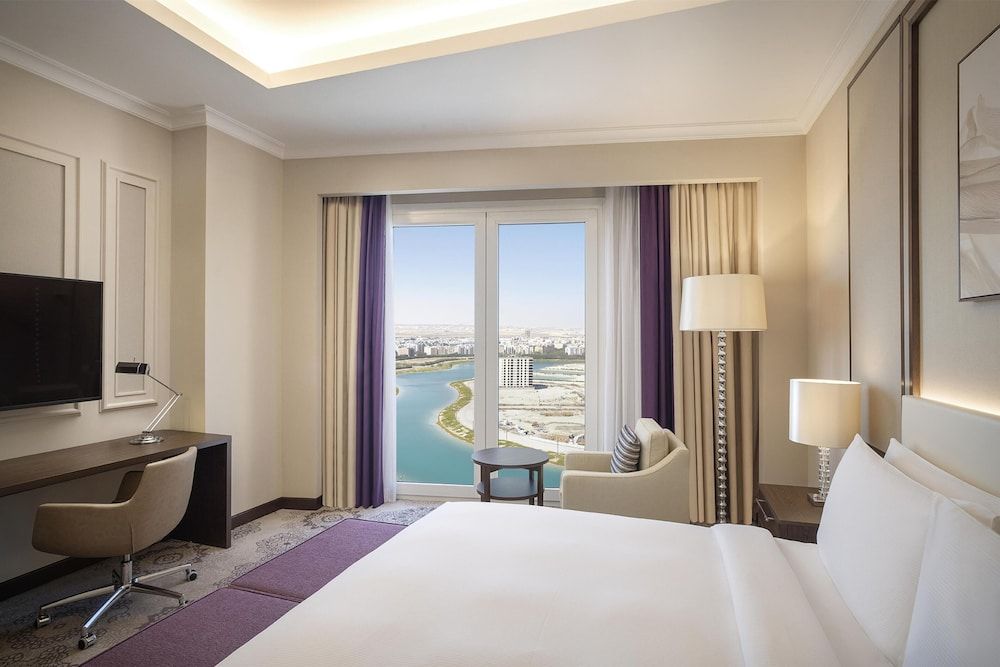 Hilton Al Khobar King Fahd Causeway Room, 1 King Bed 4