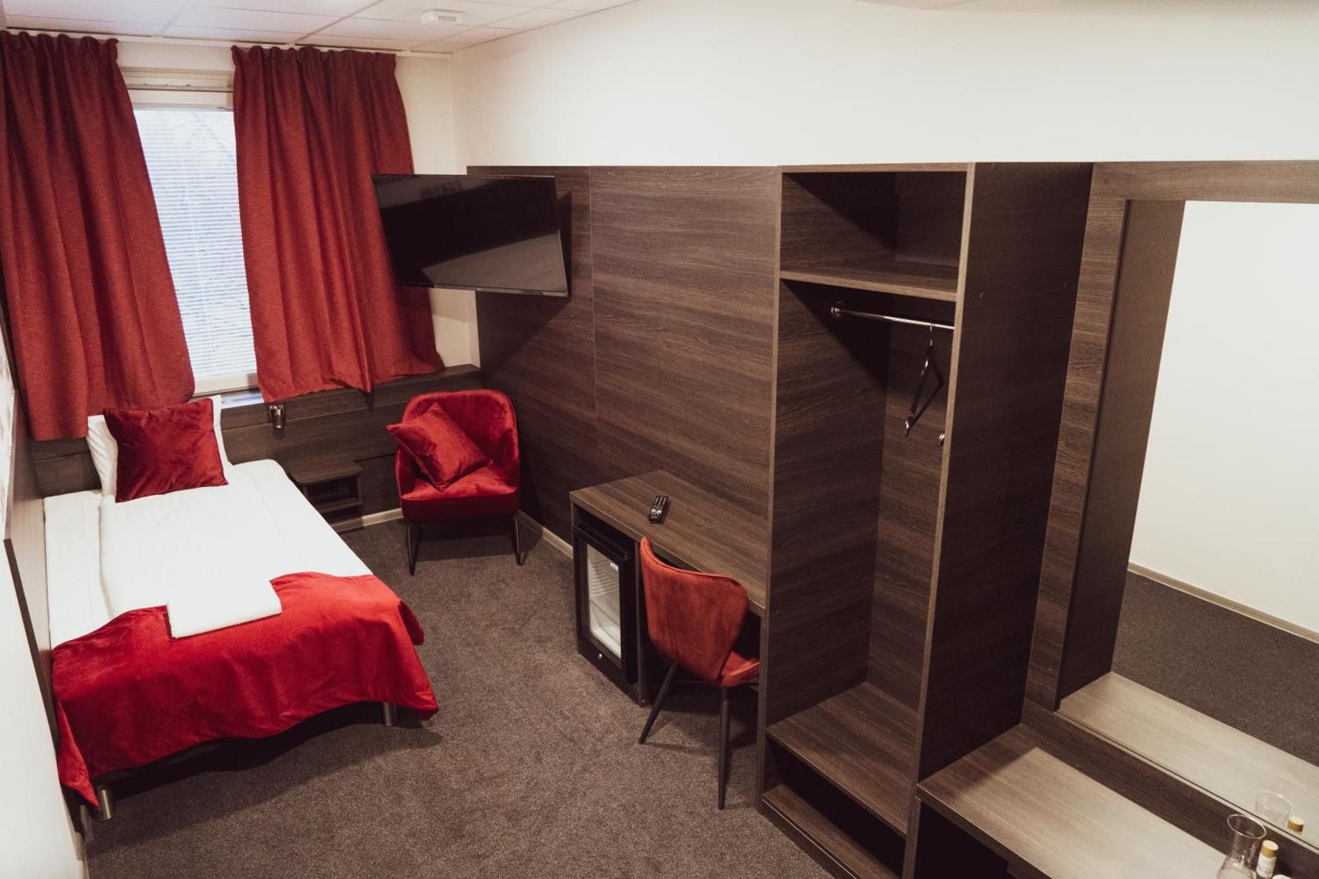 Budget Single Room with Shared Bathroom