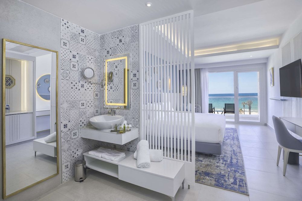 Deluxe Room, 1 King Bed, Sea View (Front)