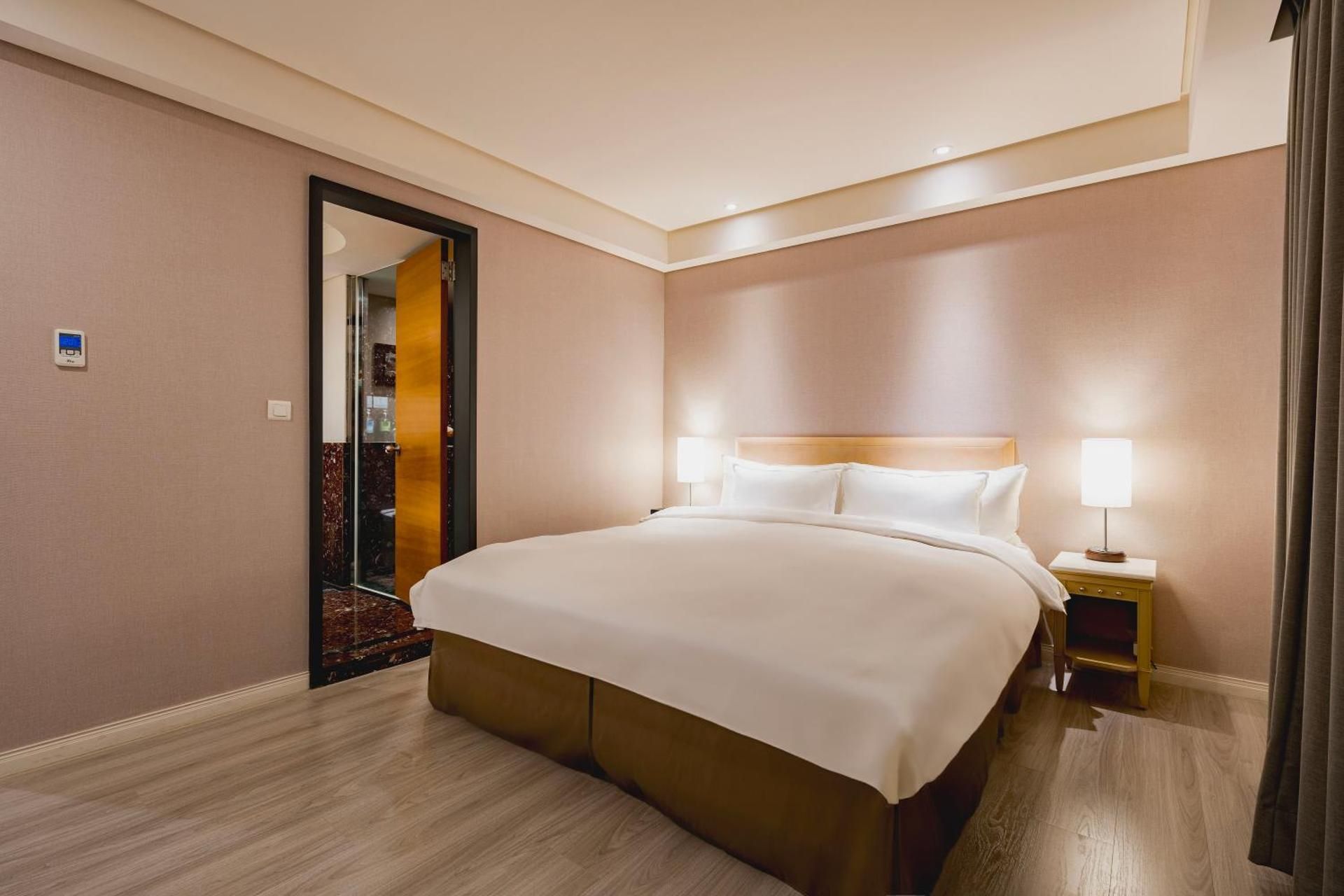 Delicate Room