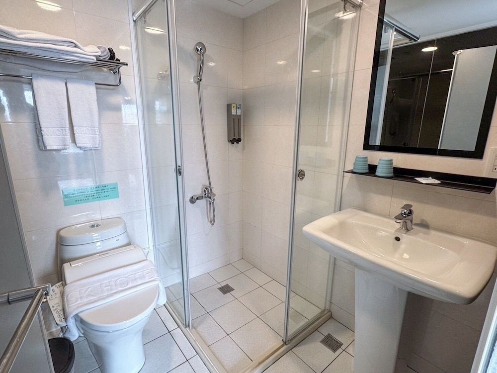 Sky Gate Hotel Deluxe Double Room with Taipei 101 View 2