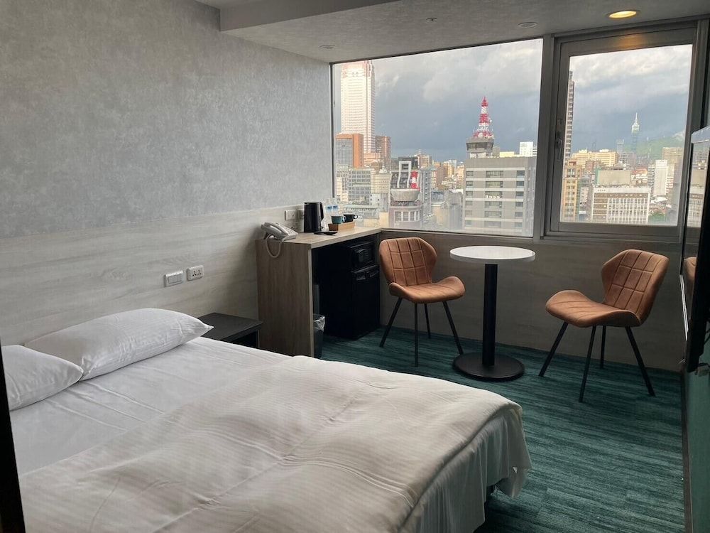 Sky Gate Hotel Deluxe Double Room with Taipei 101 View 3