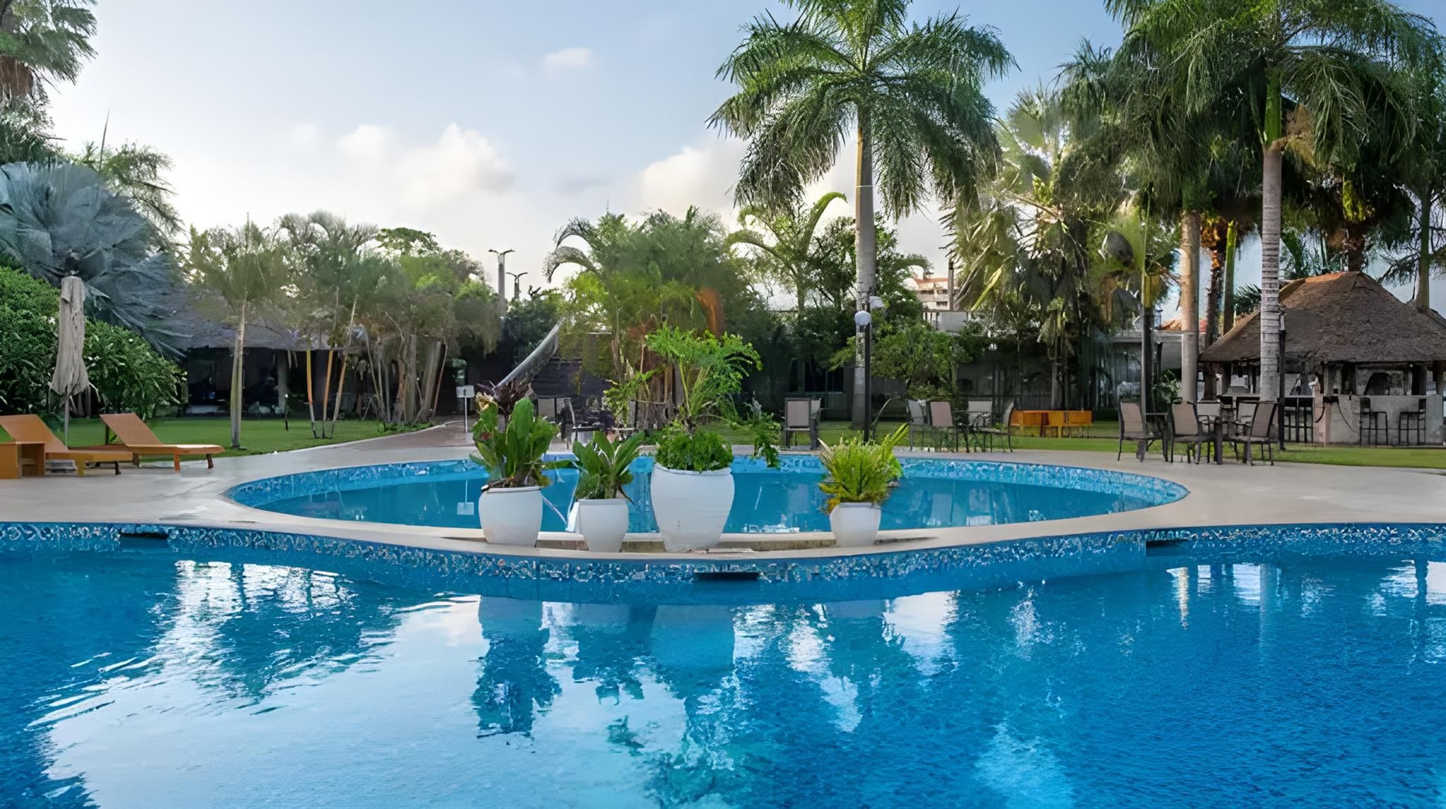 swimming pool [outdoor]