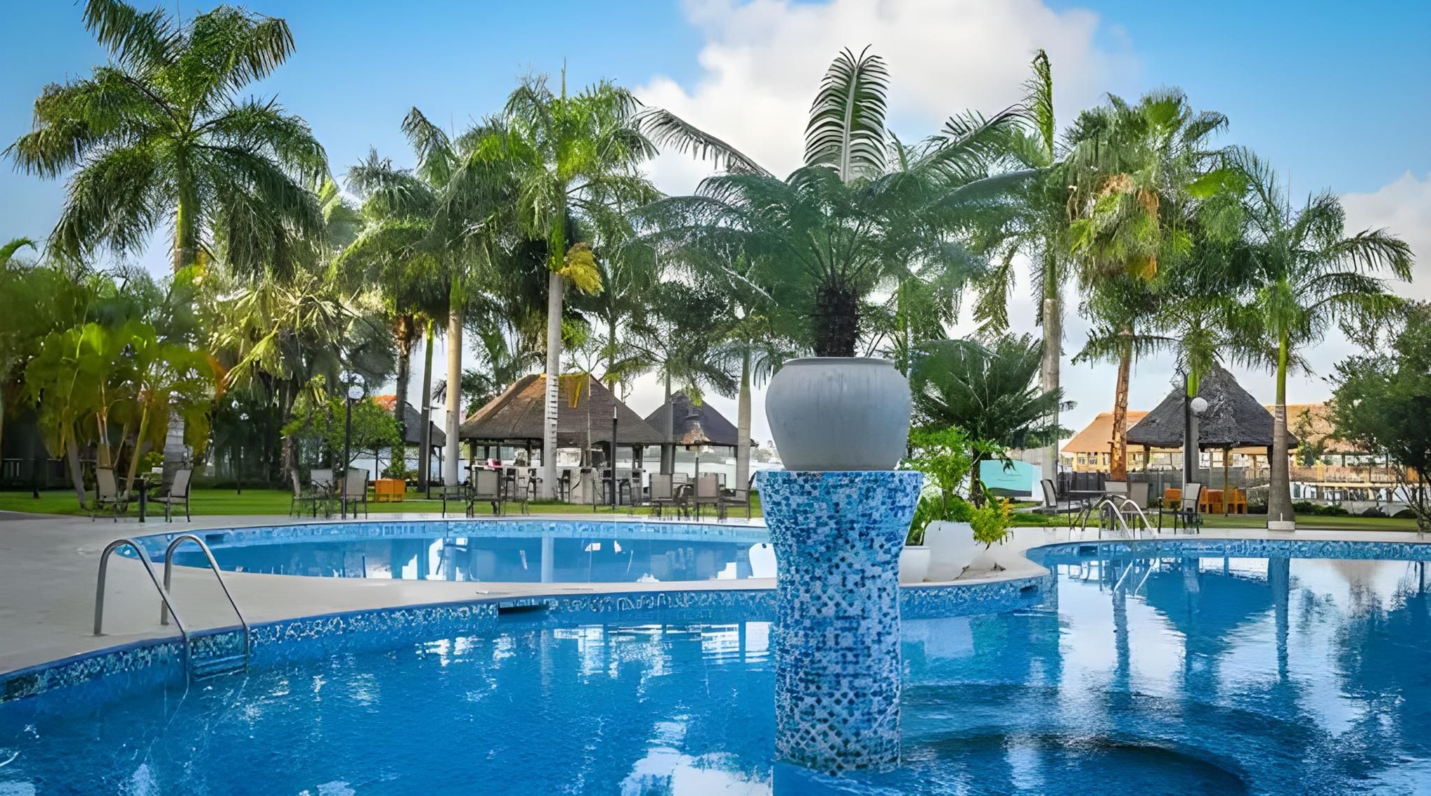 swimming pool [outdoor]