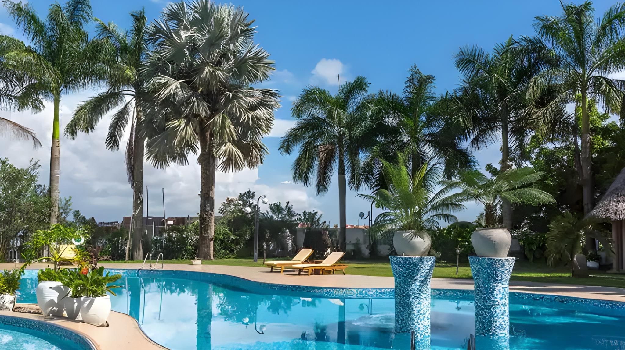 swimming pool [outdoor]