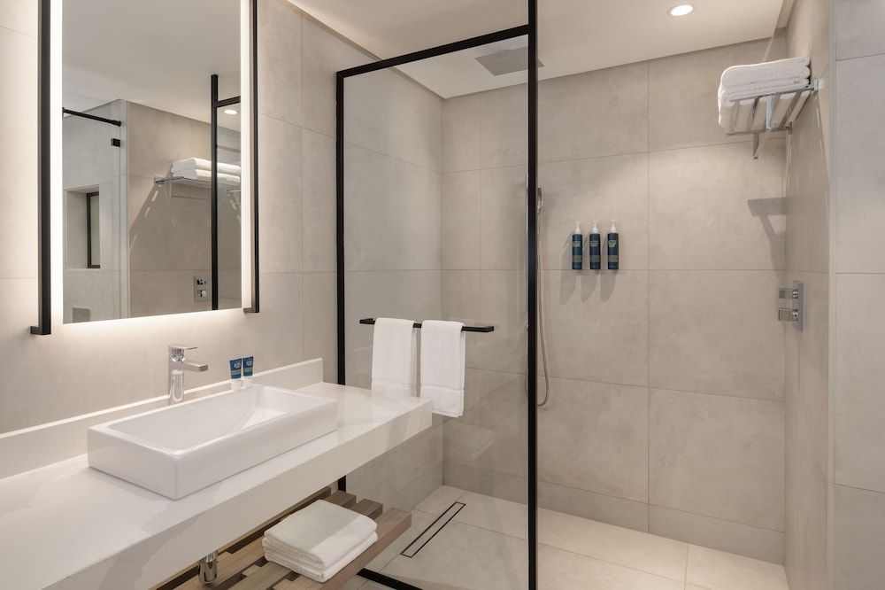 Four Points by Sheraton Kampala Suite, 1 King Bed, City View 2