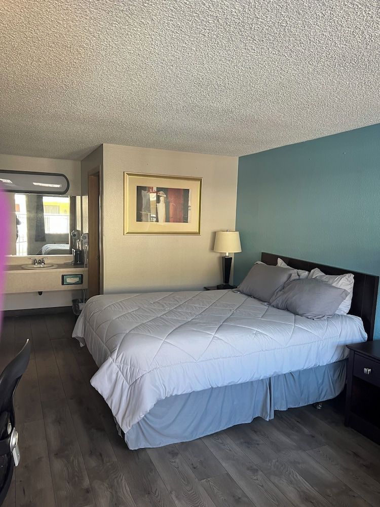 FairBridge Inn Express Tukwila Standard Room, 1 Queen Bed, Non Smoking 3
